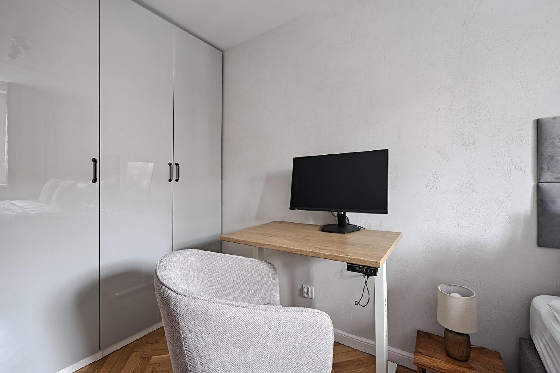 *top* Full Black Out A/c Fast Wi-fi, Standing Desk Lägenhet *
